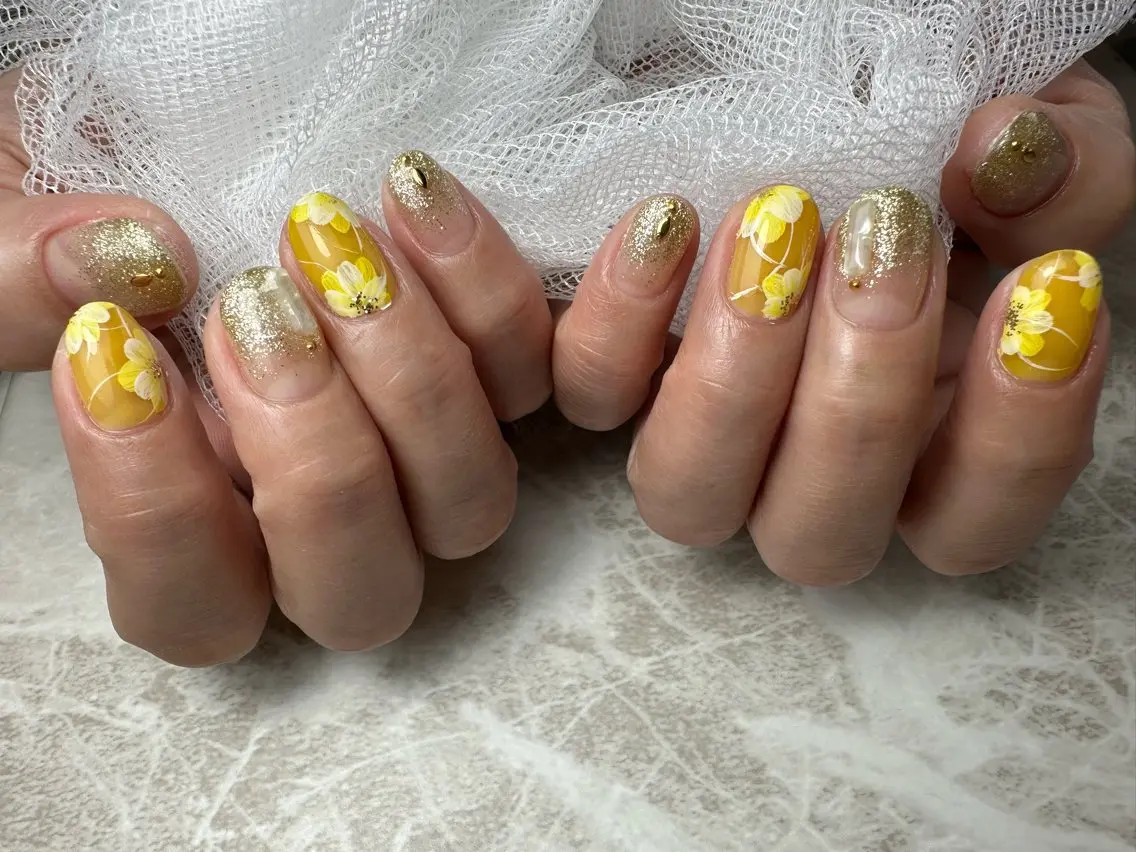 ネイル フラワーネイル グラデーション ラメ(グリッター) ラメグラデーション 春ネイル ハンドネイル ✩ miyuのネイルデザイン