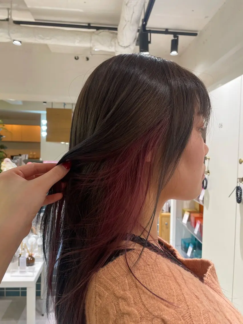 【ワンポイントでもかわいい🍓】カット+イヤリングカラー+トリートメントの写真