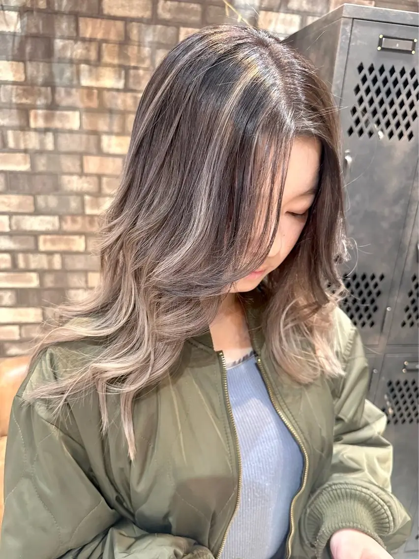 セミロング レイヤーカット ヘアカラー 🔷ブリーチバレイヤ ージュ🔷飯野達也のヘアスタイル