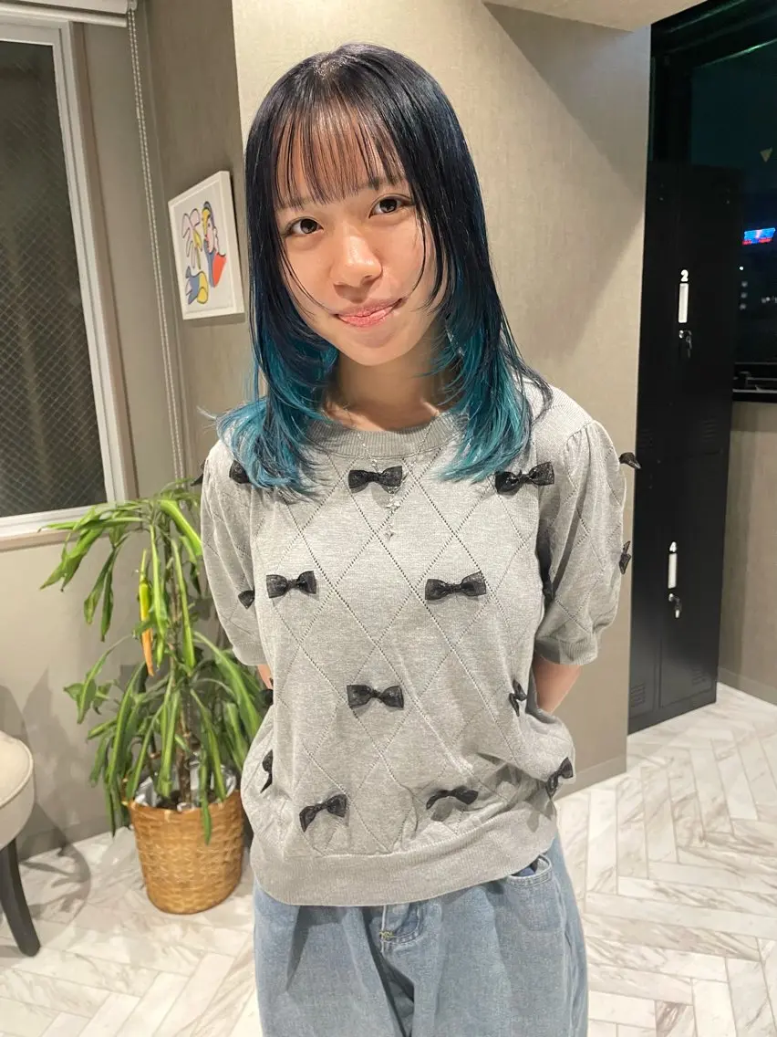 セミロング カラー ブルーカラー ブルーグレー レイヤーカット カット ヘアカラー トリートメント さと ちはるのヘアスタイル