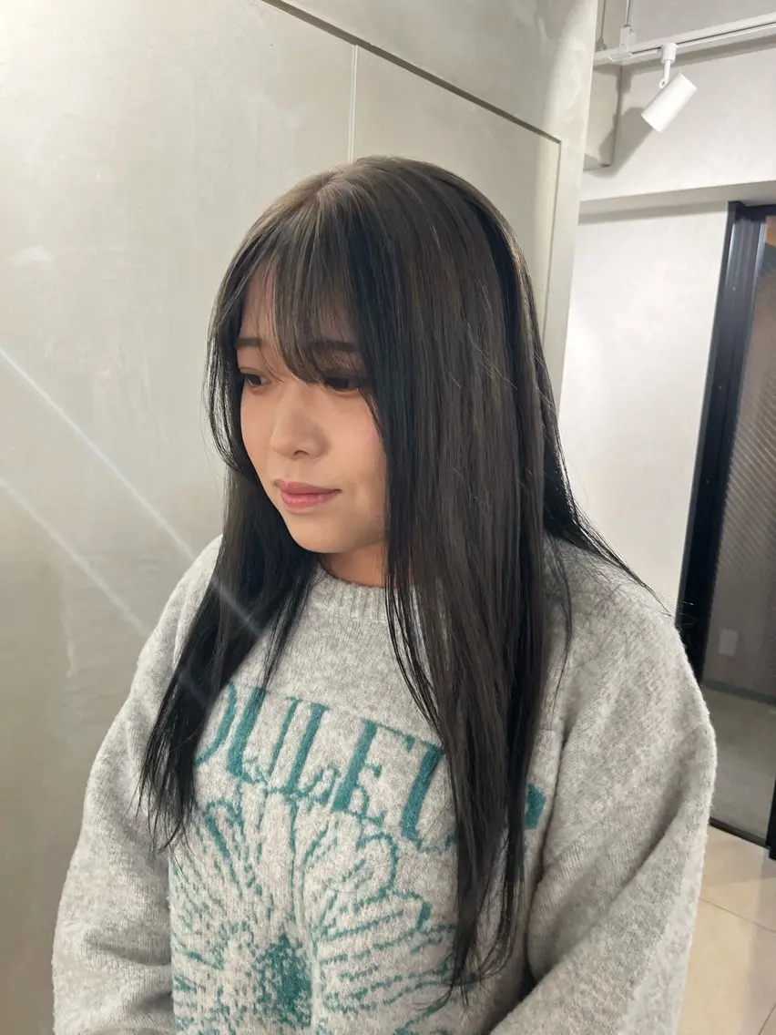 セミロング カラー ベージュカラー 黒髪 グレーブラック シルバー シルバーベージュ anon Loemのヘアスタイル