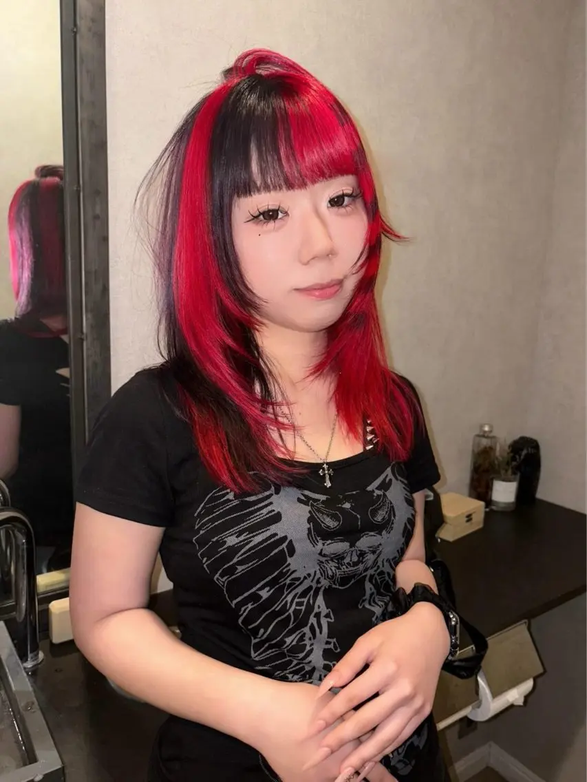 セミロング カラー 黒髪 デザインカラー レッドカラー 田所 煌斗のヘアスタイル