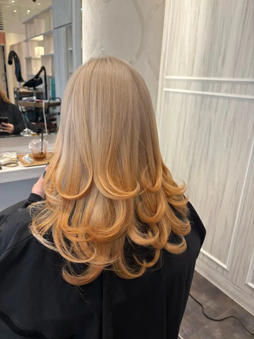 セミロング カラー ブロンド グラデーションカラー ホワイトブロンド 🌟心斎橋レイヤー 艶ハイトーン/ウルフのヘアスタイル