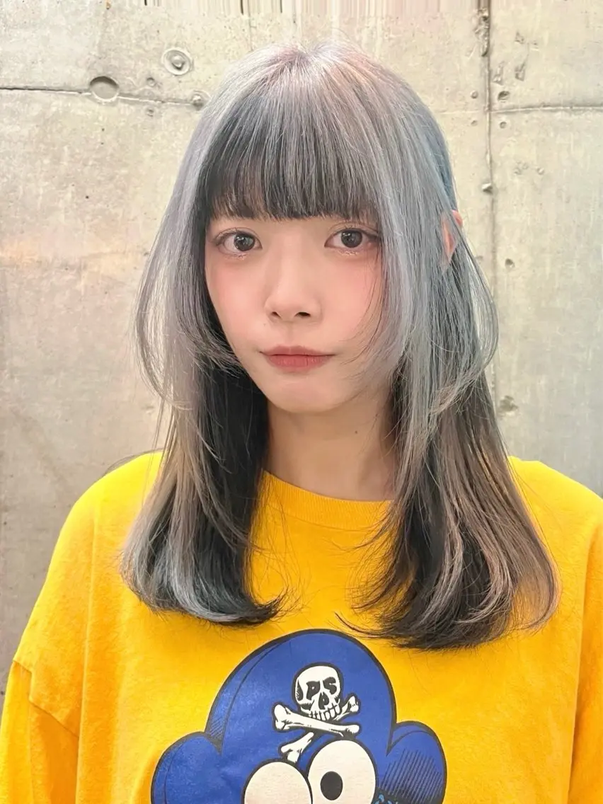 セミロング カラー グレージュ インナーカラー シルバー ホワイトシルバー ヘアカラー 派手髪デザインカラー ヒロカのヘアスタイル