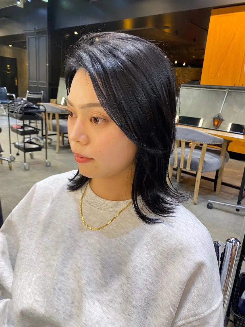 ミディアム カラー 黒髪 ブルーカラー ブルーブラック 外ハネヘア カット ヘアカラー トリートメント 透明感カラー🌿 グレージュ🐺陽介のヘアスタイル