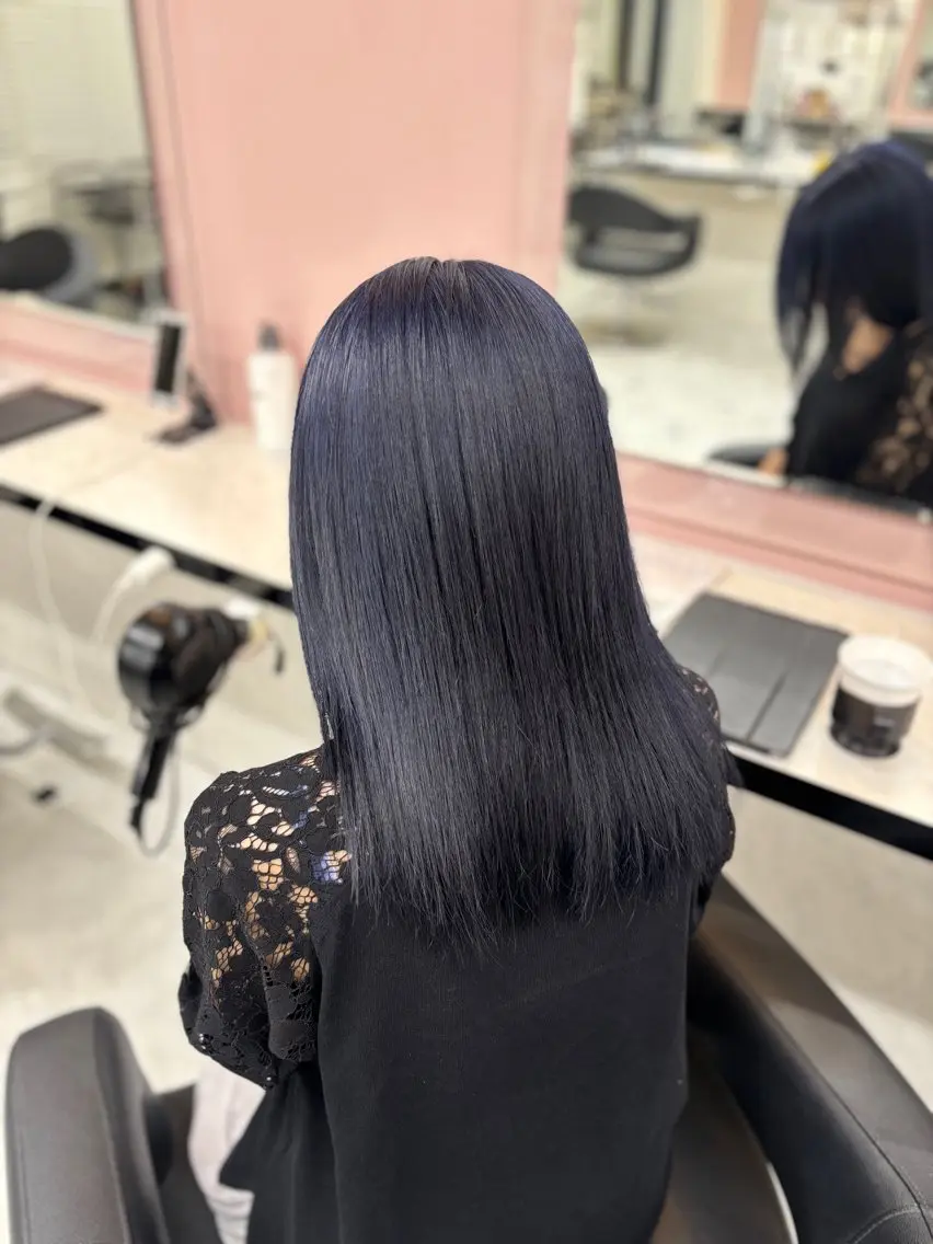 ミディアム カラー 黒髪 ブルーカラー ブルーブラック 透明感カラー ネイビーカラー カット ヘアカラー 💙ハイトーン韓国風 色白ヘア💙manaのヘアスタイル