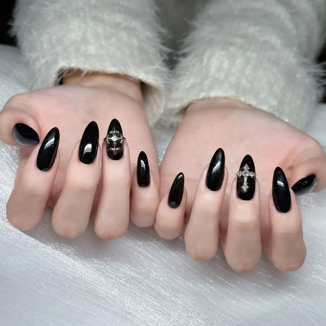 ネイル オーロラネイル ブルー チークネイル フレンチネイル グラデーション ハンドネイル RIN NAILS ᥫ᭡Migusaのネイルデザイン