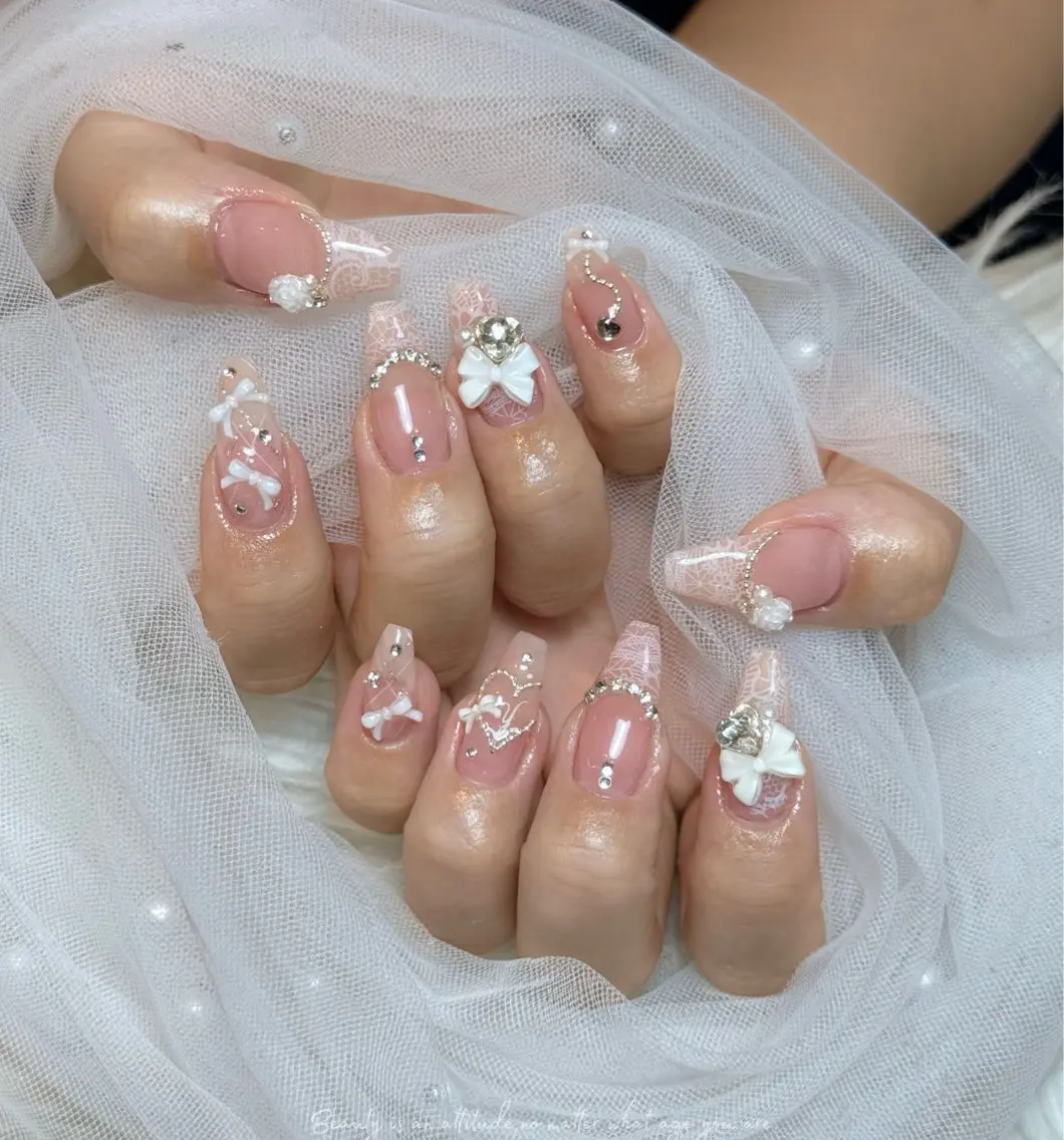 ネイル チークネイル ドット フットネイル フレンチネイル グラデーション ハンドネイル ハンドケア ARIA ナナミのネイルデザイン