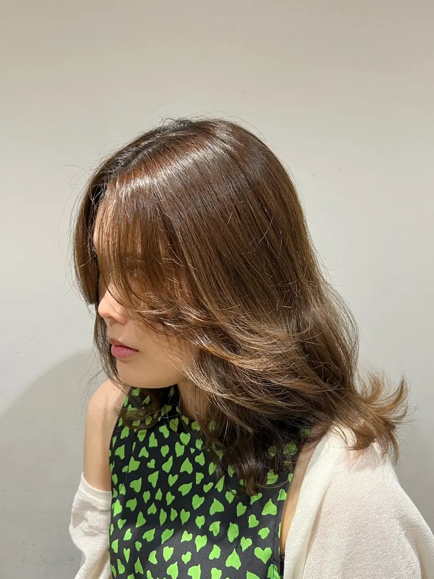 セミロング カラー ベージュカラー オリーブベージュ ワタナベ モカ🦢ダブルカラーのヘアスタイル