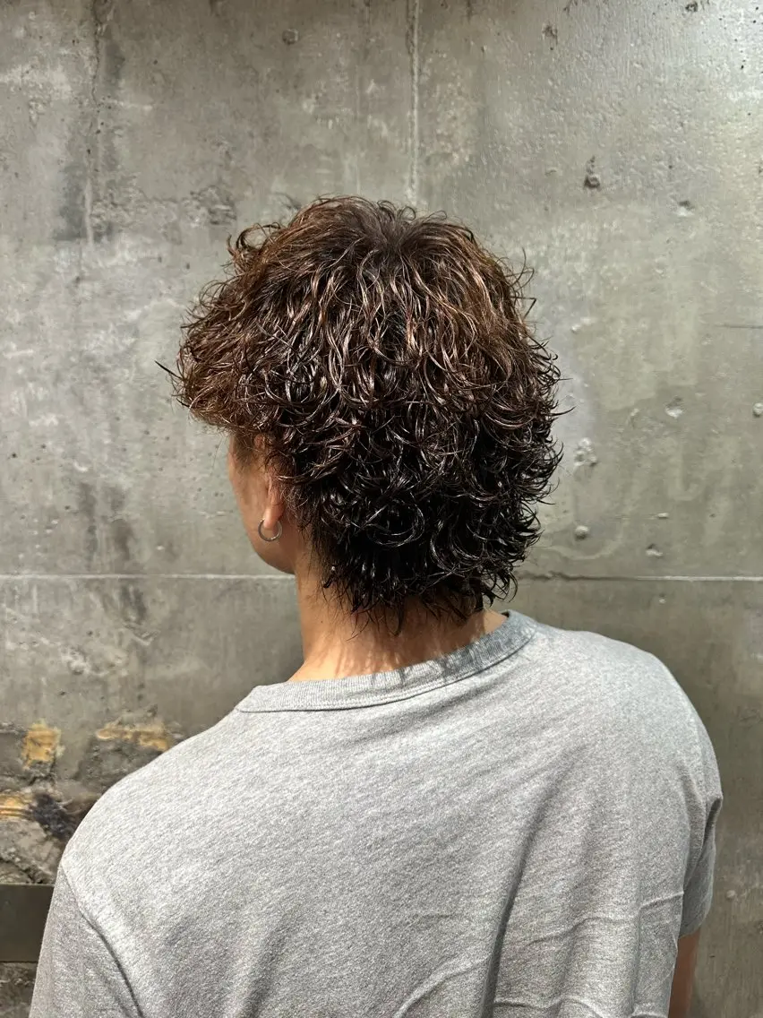ミディアム パーマ メンズ ミディアムパーマ メンズパーマ 波巻きパーマ メンズウルフカット ウルフカット メンズ専門 Ryukiのヘアスタイル