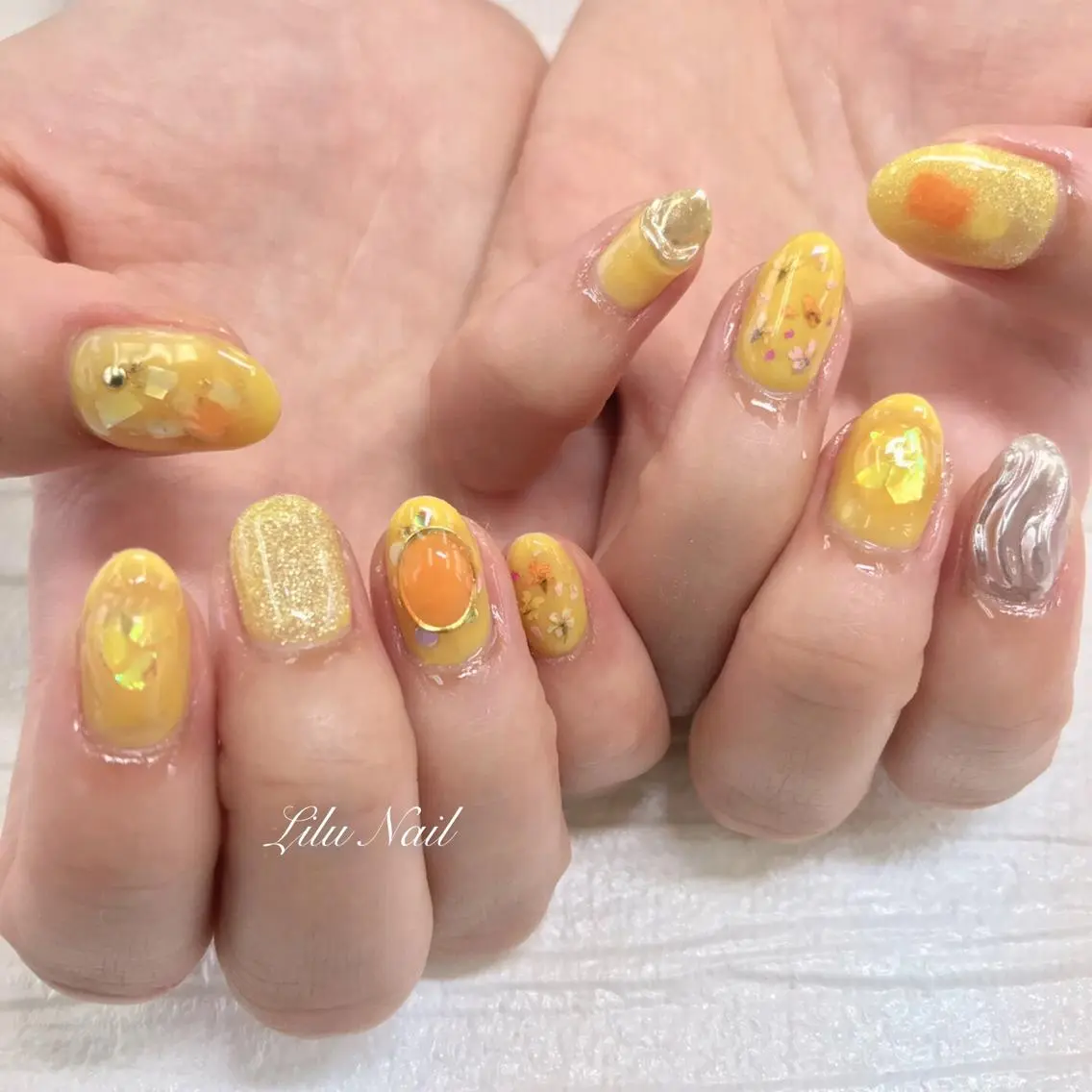 ネイル ミラーネイル ニュアンスネイル 黄色 モチの良さ◉ フィルインネイル♡のネイルデザイン