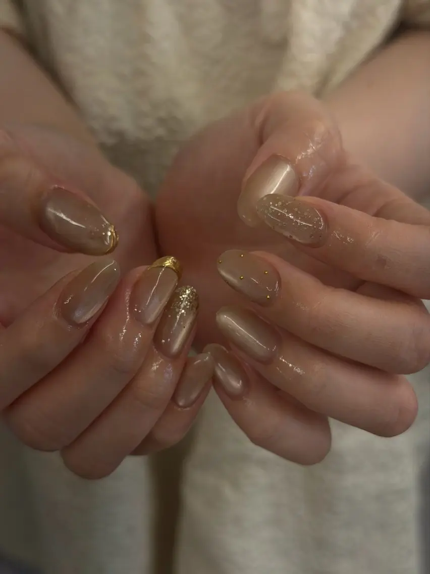 ネイル ジェルネイル ゴールド キラキラネイル マグネットネイル ニュアンスネイル ハンドネイル ハンドケア Bana_ Nailのネイルデザイン