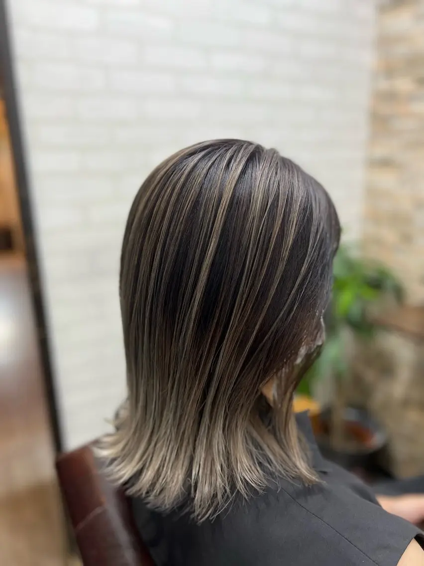 ミディアム カラー バレイヤージュ グレージュ レイヤーカット 多賀 順平のヘアスタイル