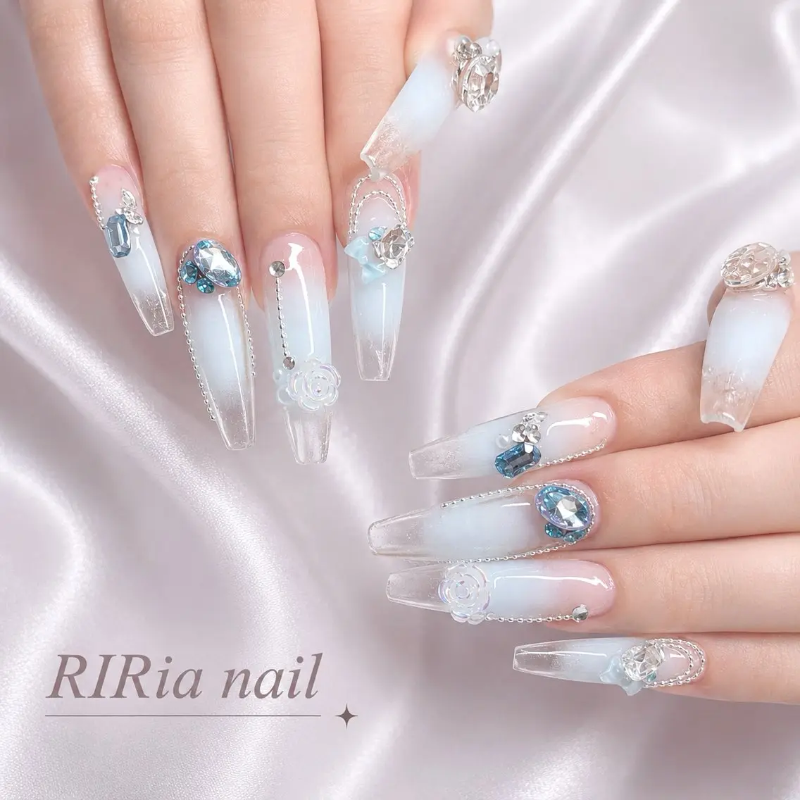 ネイル ブルー チークネイル ホワイト ハンドネイル 🎀RIRia nail🎀のネイルデザイン