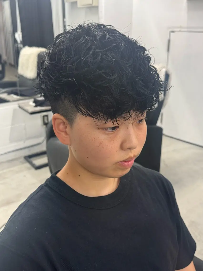 パーマ 岩佐 柚太のヘアスタイル