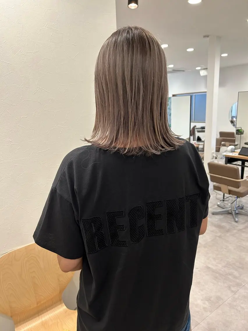 ミディアム カラー ベージュカラー ミルクティーベージュ 外ハネヘア カット ヘアカラー ボブ/ハイトーン 福生Radix 下田のヘアスタイル