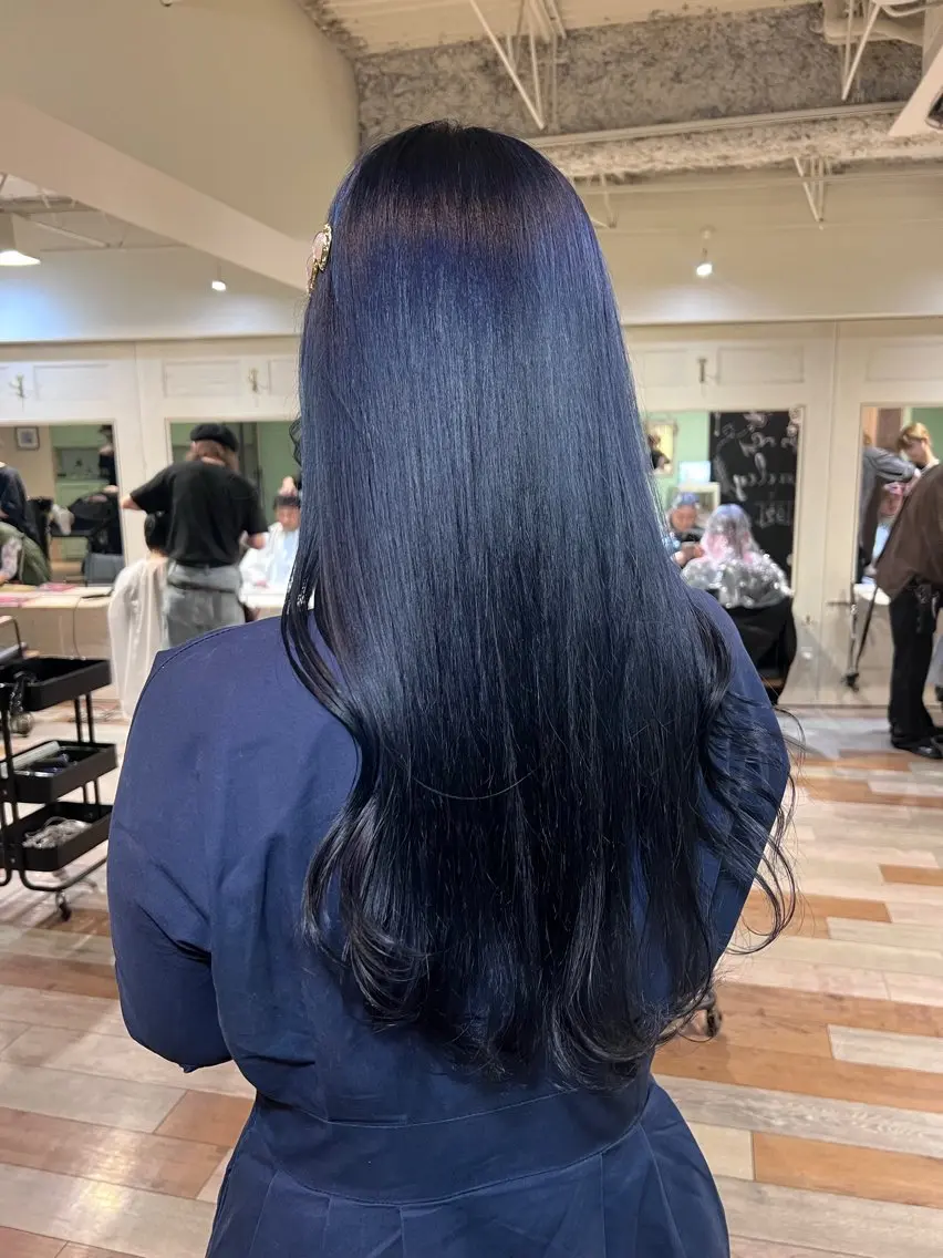 ロング カラー 黒髪 ブリーチ ブルーカラー ブルーブラック ネイビーカラー ヘアカラー 🌈デザインヘア職人 Kaede🌈のヘアスタイル