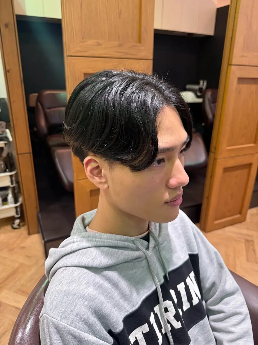 ショート メンズ センターパート くせ毛 溝口 槙里也のヘアスタイル