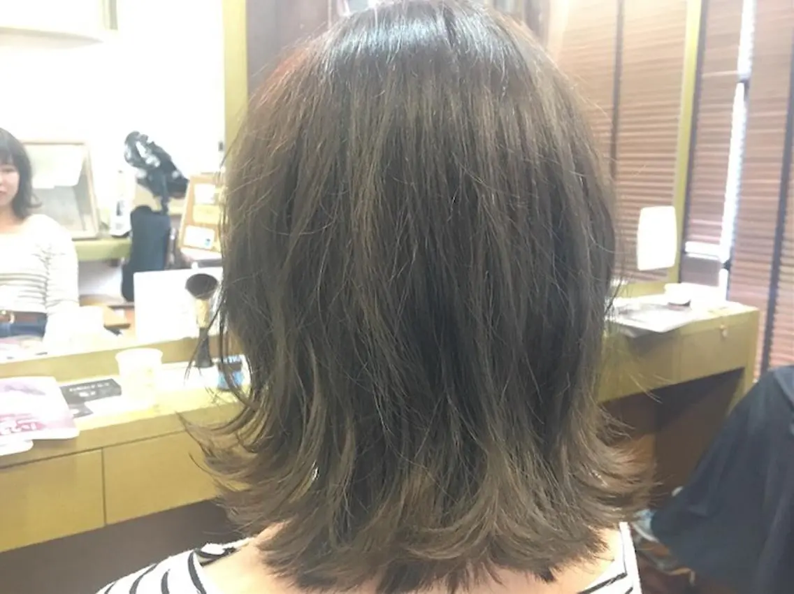 ミディアム カラー ハイライトカラー ハイライト ヘアカラー トリートメント ツイスパ・波巻き 🩵片平和香奈のヘアスタイル