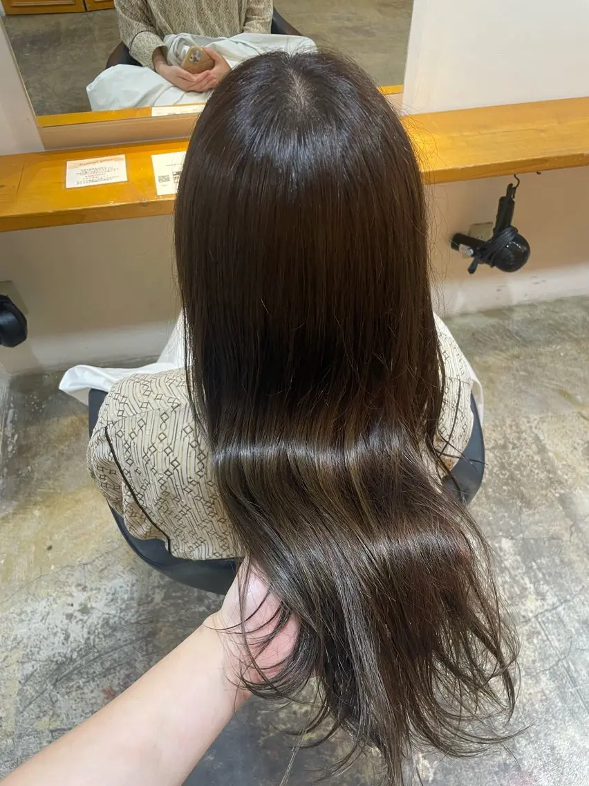 セミロング カラー ベージュカラー オリーブベージュ カット ヘアカラー トリートメント MIOベージュカラー 柔らかいカラーのヘアスタイル