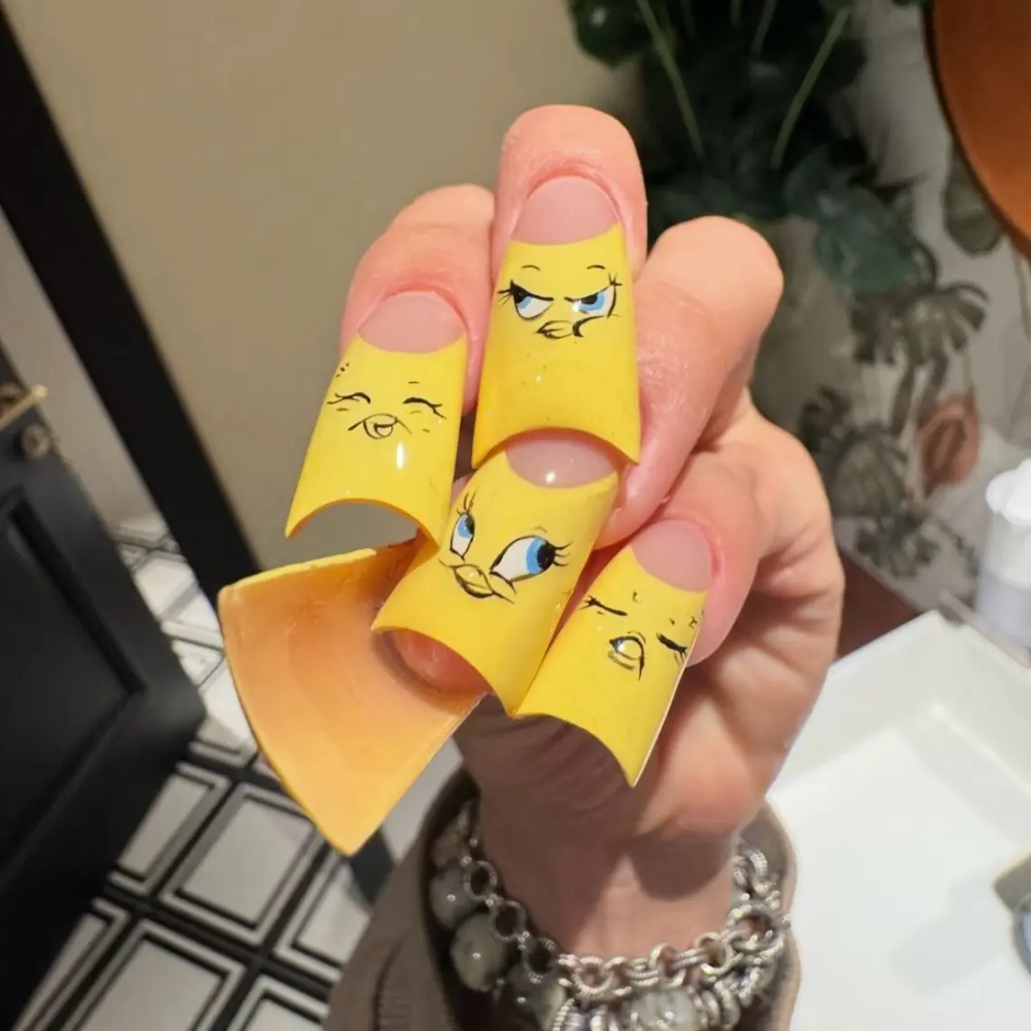 ネイル VV  Nail salonのネイルデザイン