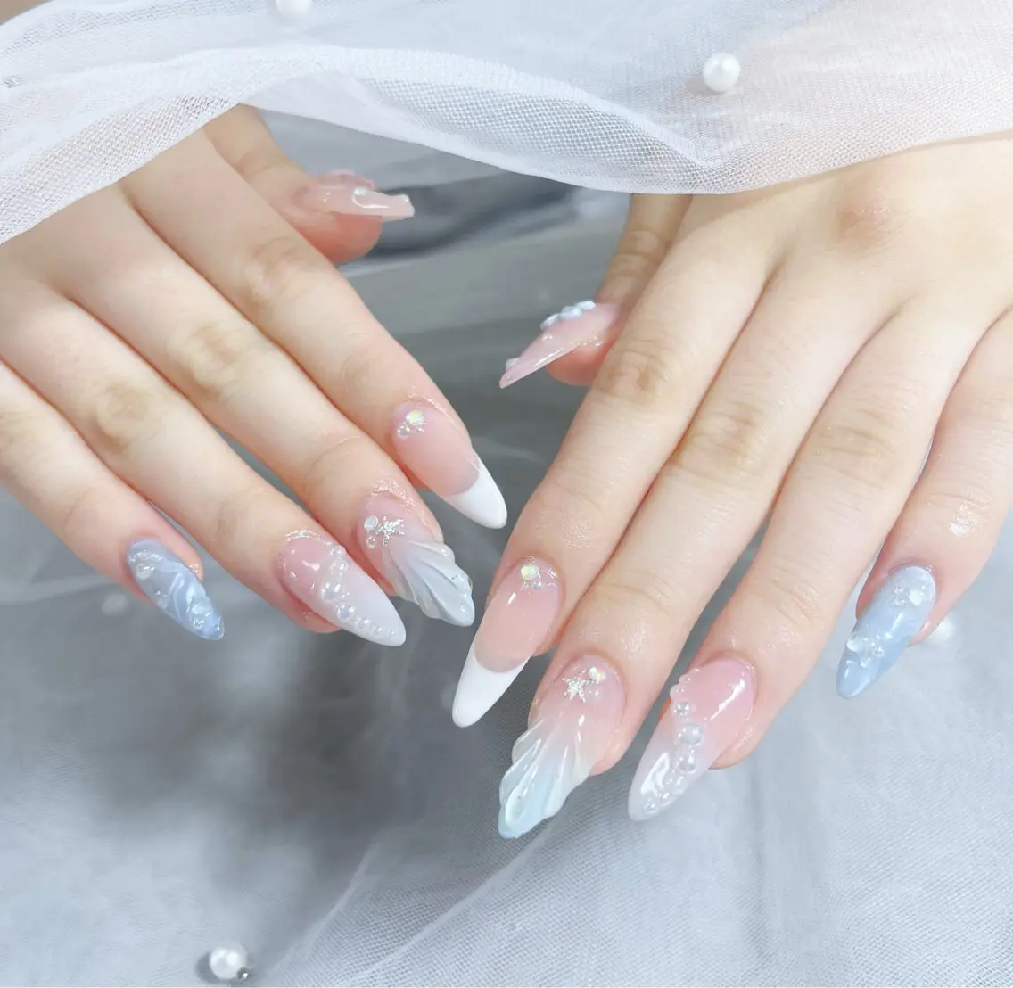 ネイル オーロラネイル クリアネイル フラッシュネイル ジェルネイル グラデーション ハンドネイル Amee Nail Salonのネイルデザイン