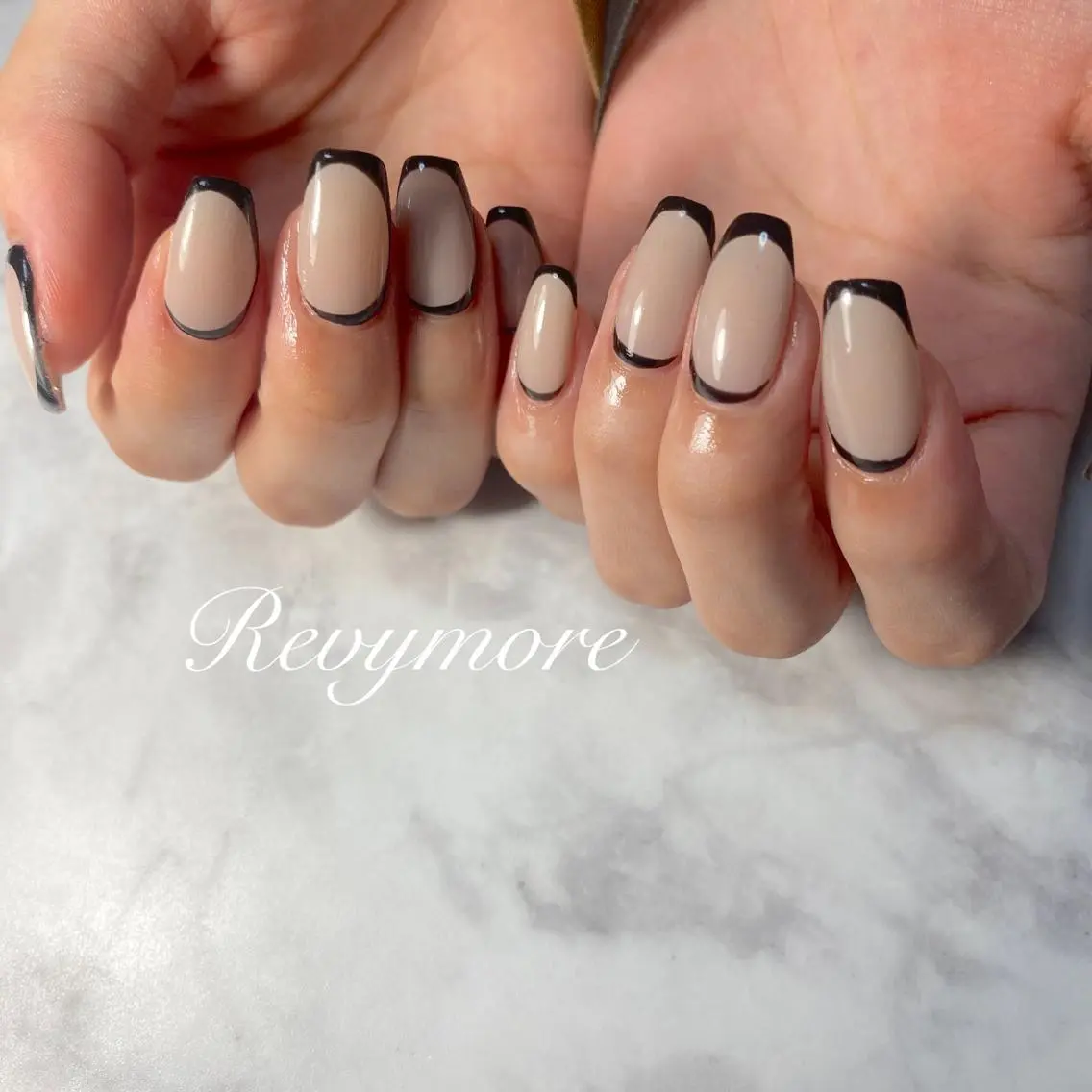 ミディアム ネイル 韓国風ヘア フレンチネイル ジェルネイル キラキラネイル 韓国ネイル nail salon Revymoreのネイルデザイン