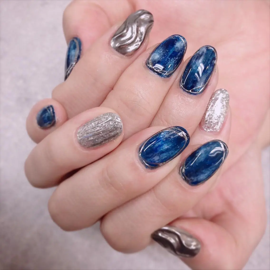 ネイル 大理石ネイル(マーブル) ミラーネイル ネイビー ハンドネイル ハンドケア FASTNAIL PLUS 新宿店のネイルデザイン