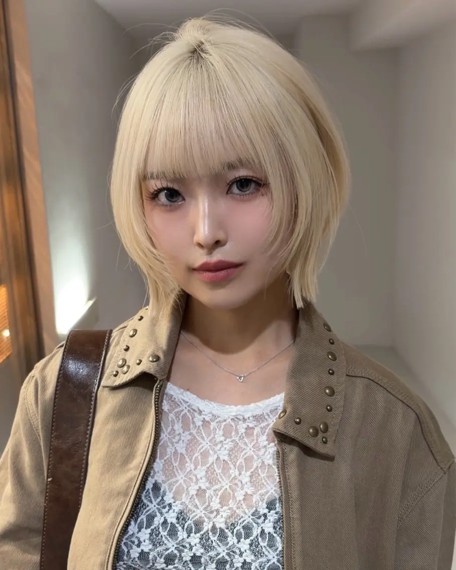ショート カラー ヘアカラー トリートメント 失敗しないハイトーン ミルクティーベージュのヘアスタイル