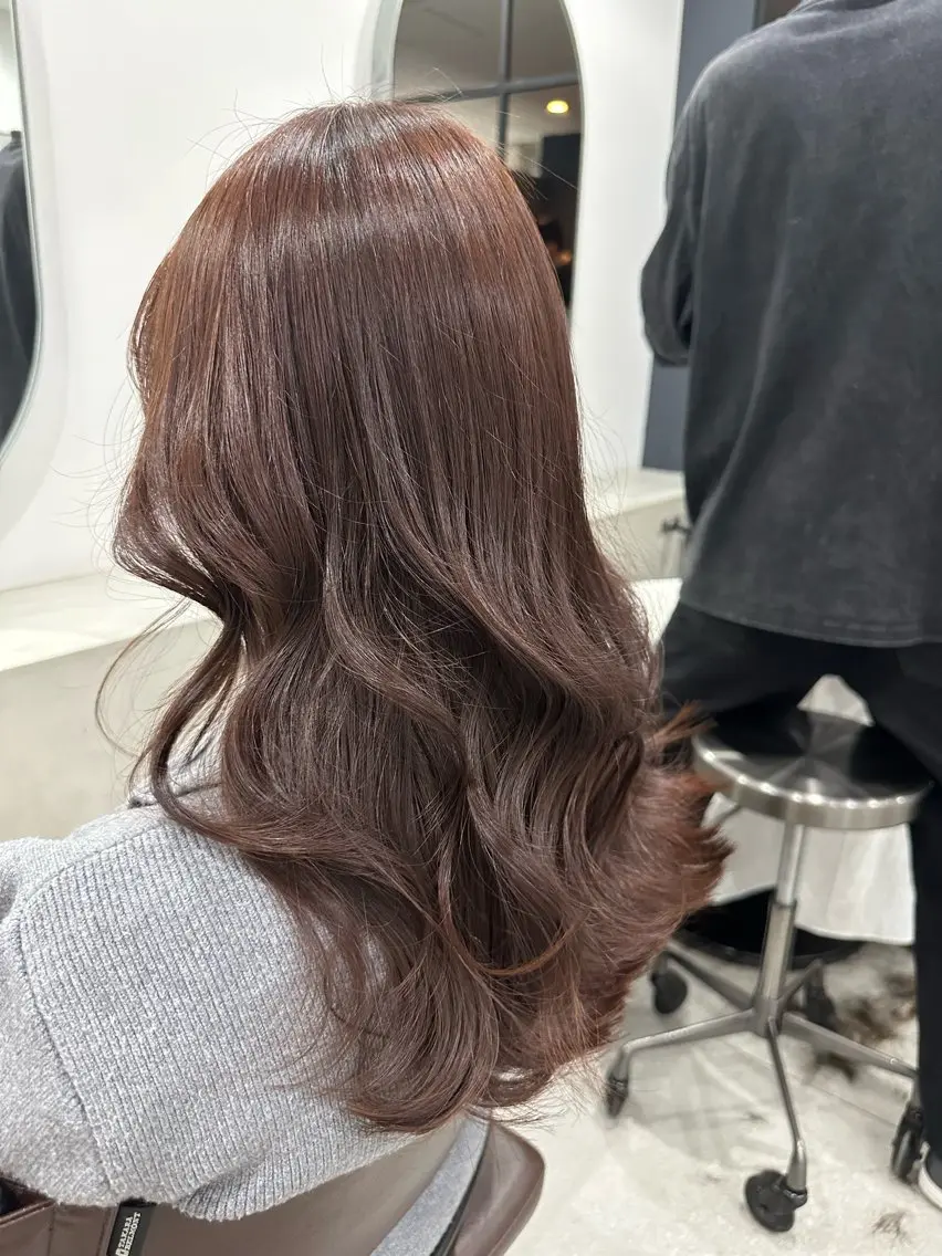 ロング カラー ブリーチ ブラウンカラー ブリーチなしカラー ピンクカラー ピンクブラウン カット ヘアカラー トリートメント シガ ミクトのヘアスタイル