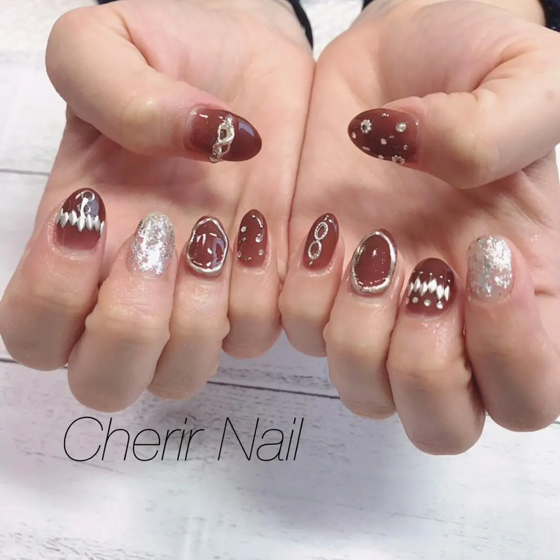 ネイル アートネイル ブラウン ニュアンスネイル ワンカラーネイル シルバー ハンドネイル Cherirnail kaoriのネイルデザイン