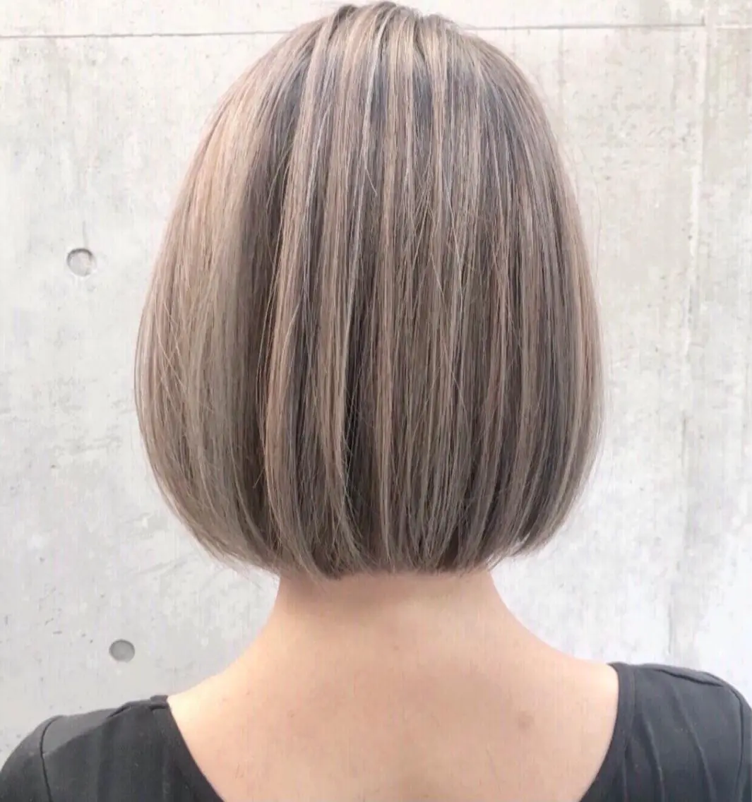 ショート カラー アッシュ ベージュカラー ブルーカラー グレージュ ハイトーンカラー ヘアカラー AKI アキのヘアスタイル