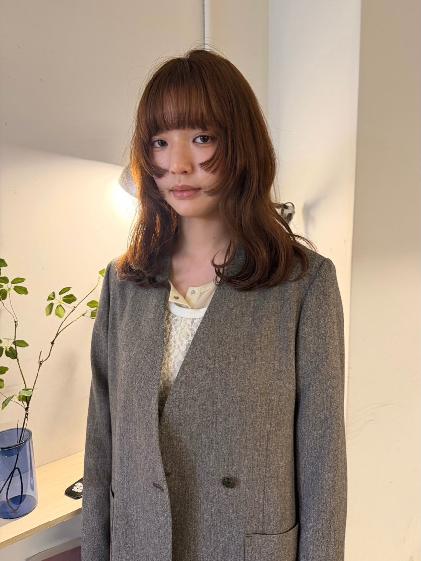 ミディアム カラー ベージュカラー ブリーチ ブリーチなしカラー くびれヘア 顔まわりレイヤー カット ヘアカラー トリートメント MIU/ルーツカラー 顔まわりレイヤーのヘアスタイル