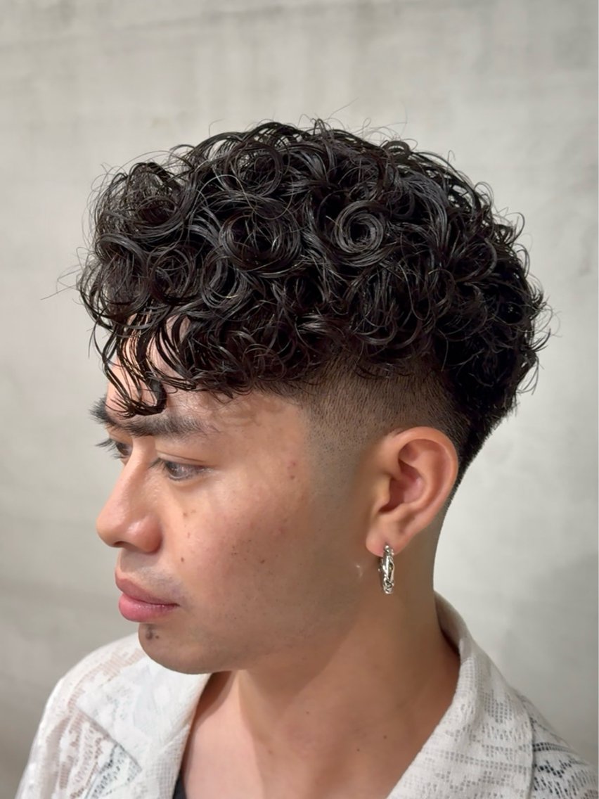 ショート パーマ メンズ フェードカット カット パーマ トリートメント fifth 一寸木 桂斗 チョッキケイトのヘアスタイル
