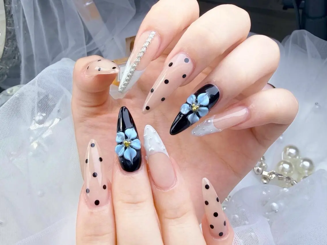 ネイル アートネイル ジェルネイル ガーリー ハート キラキラネイル ハンドネイル Nova Nail Studioのネイルデザイン