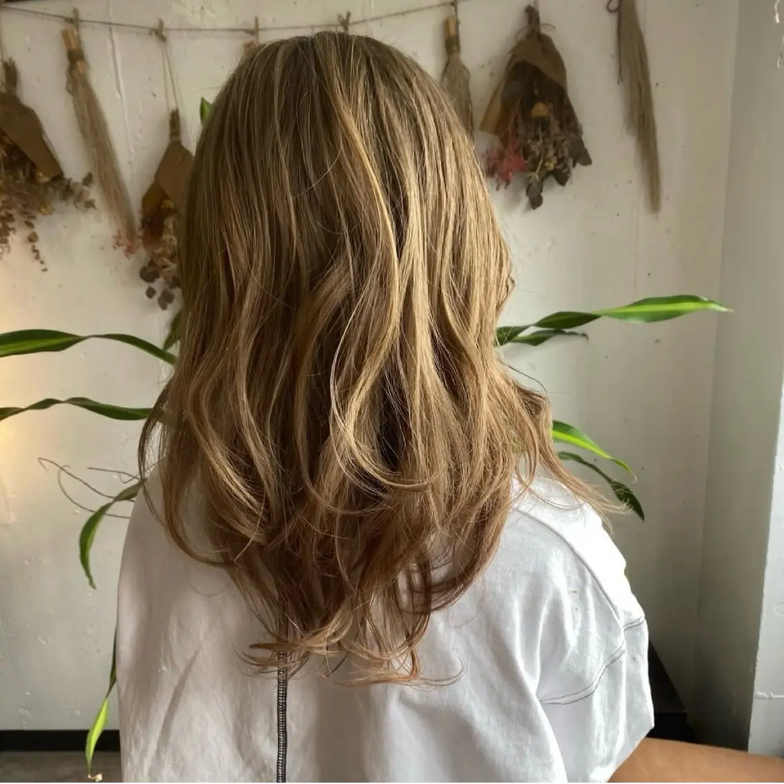 セミロング カラー ブリーチ ハイトーンカラー レイヤーカット 東村 桃花のヘアスタイル