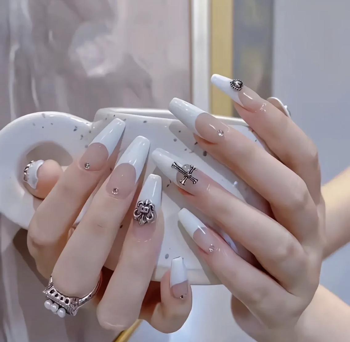 ネイル アートネイル 長さ出し ネイルチップ Queens テイのネイルデザイン