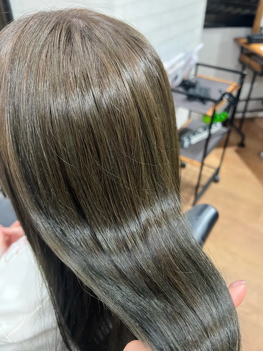 セミロング アッシュ ヘアカラー イリオモテ レナのヘアスタイル