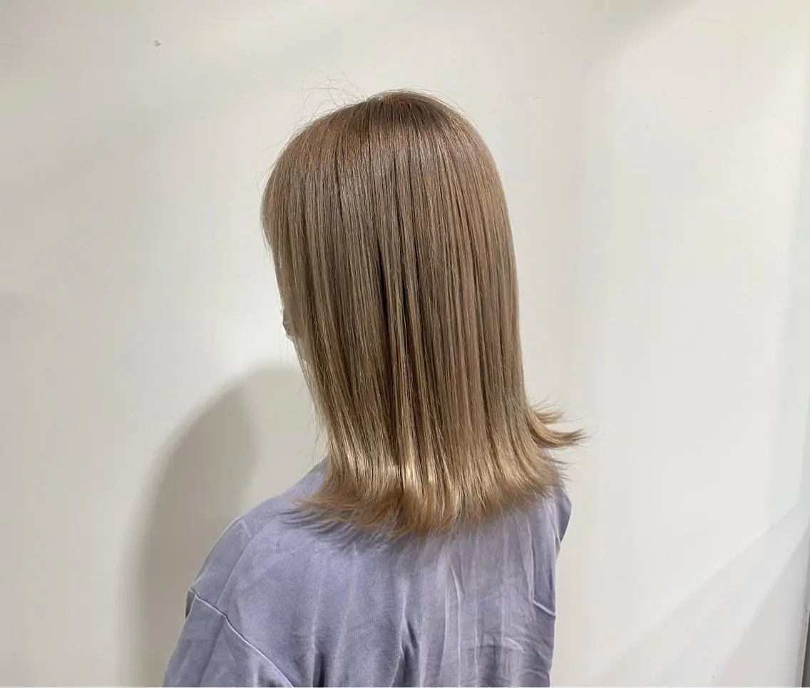 セミロング カラー ベージュカラー ブリーチ ミルクティーベージュ カット ヘアカラー たなか もえなのヘアスタイル