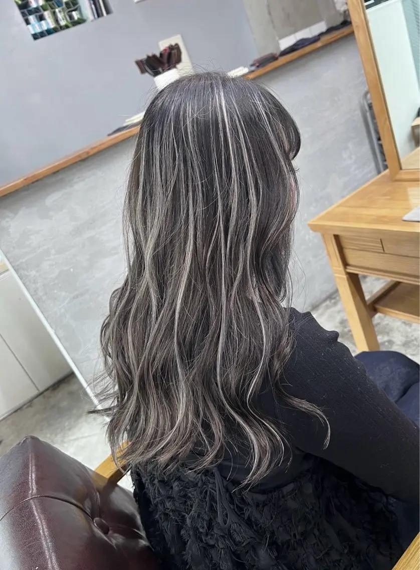 ロング カラー ダークグレー ダークグレージュ グレージュ ハイライトカラー ハイライト ヘアカラー トリートメント 指名数No.1 /NAOYAのヘアスタイル