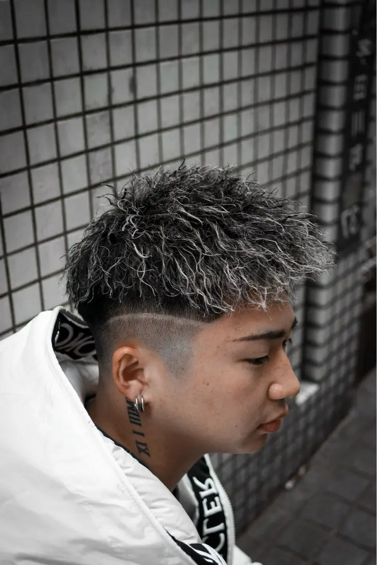 ショート カラー パーマ メンズ メンズブリーチ フェードカット カルマパーマ メンズメッシュ モヒカン 💈men's💈 satoru中目黒のヘアスタイル