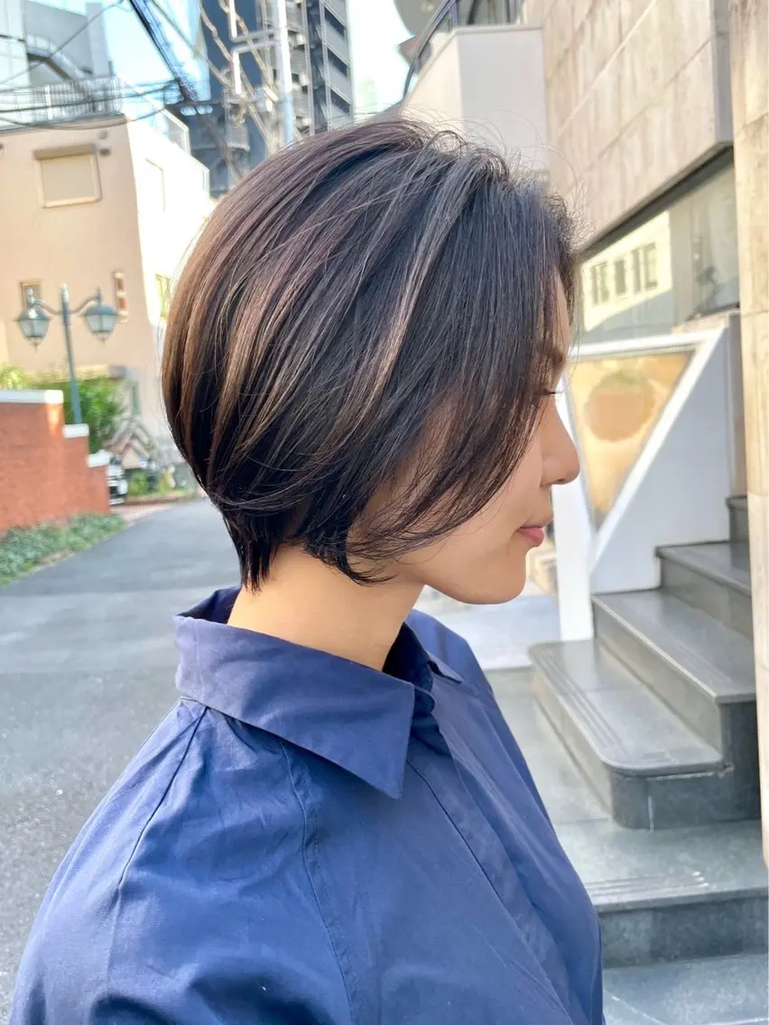 ショート カラー 切りっぱなしボブ ショートボブ ボブ 韓国風ヘア レイヤーカット アオガミ （前髪顔周りカット）のヘアスタイル