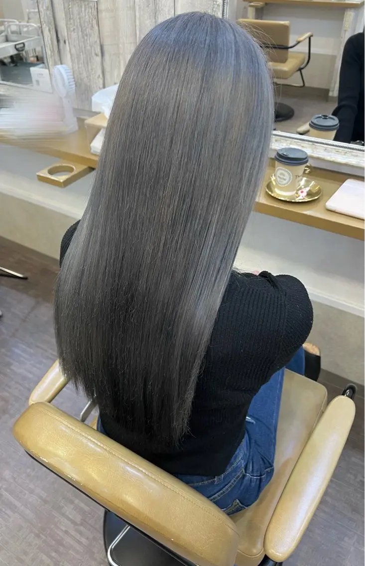 ロング アッシュ アッシュグレー ヘアカラー 本間 絵理奈‎のヘアスタイル
