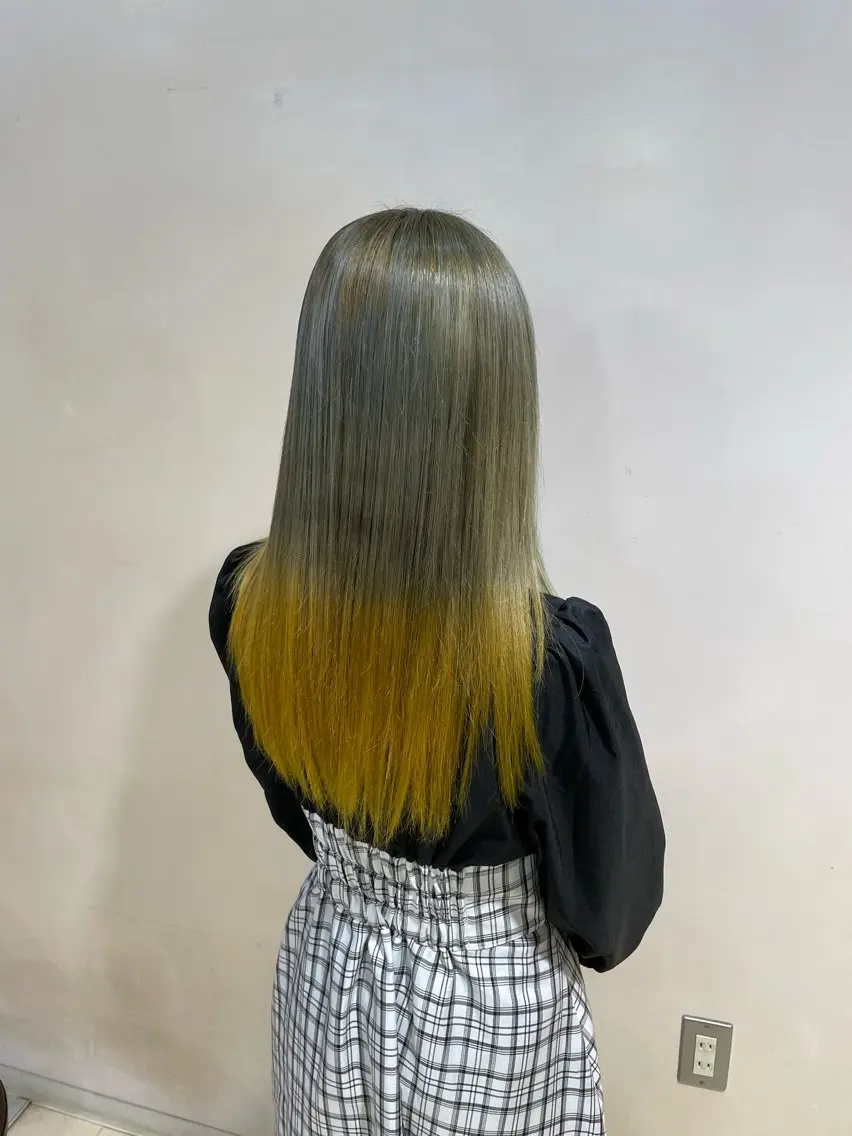 ロング カラー デザインカラー グレージュ オリーブグレージュ オリーブグレー ヘアカラー 山川 大翔のヘアスタイル