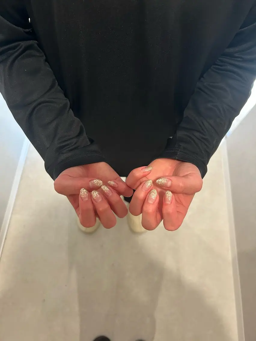 ネイル ゴールド グラデーション ラメ(グリッター) ラメグラデーション Ada 立川 Rinのネイルデザイン