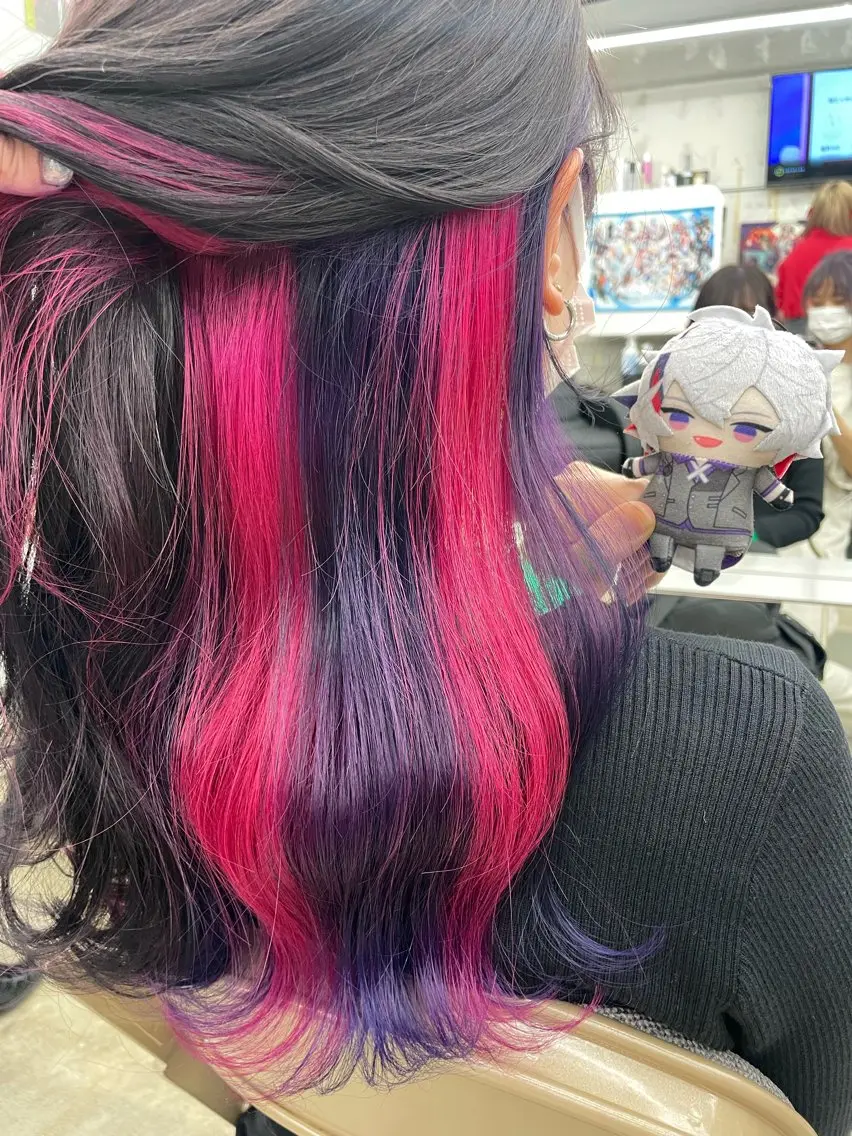 ミディアム カラー ヘアカラー インナーカラー 推し ブリーチ 髪質改善のヘアスタイル