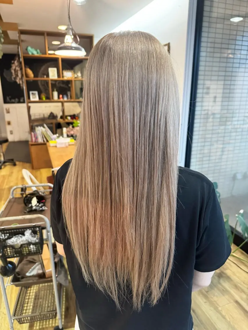 ロング カラー ベージュカラー ブリーチ ヘアカラー トリートメント ツキダテ ユイのヘアスタイル