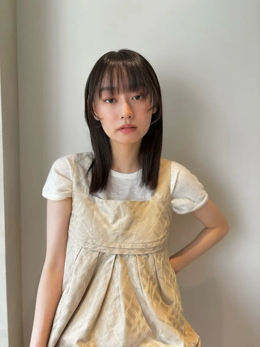 セミロング 白土 さくらのヘアスタイル