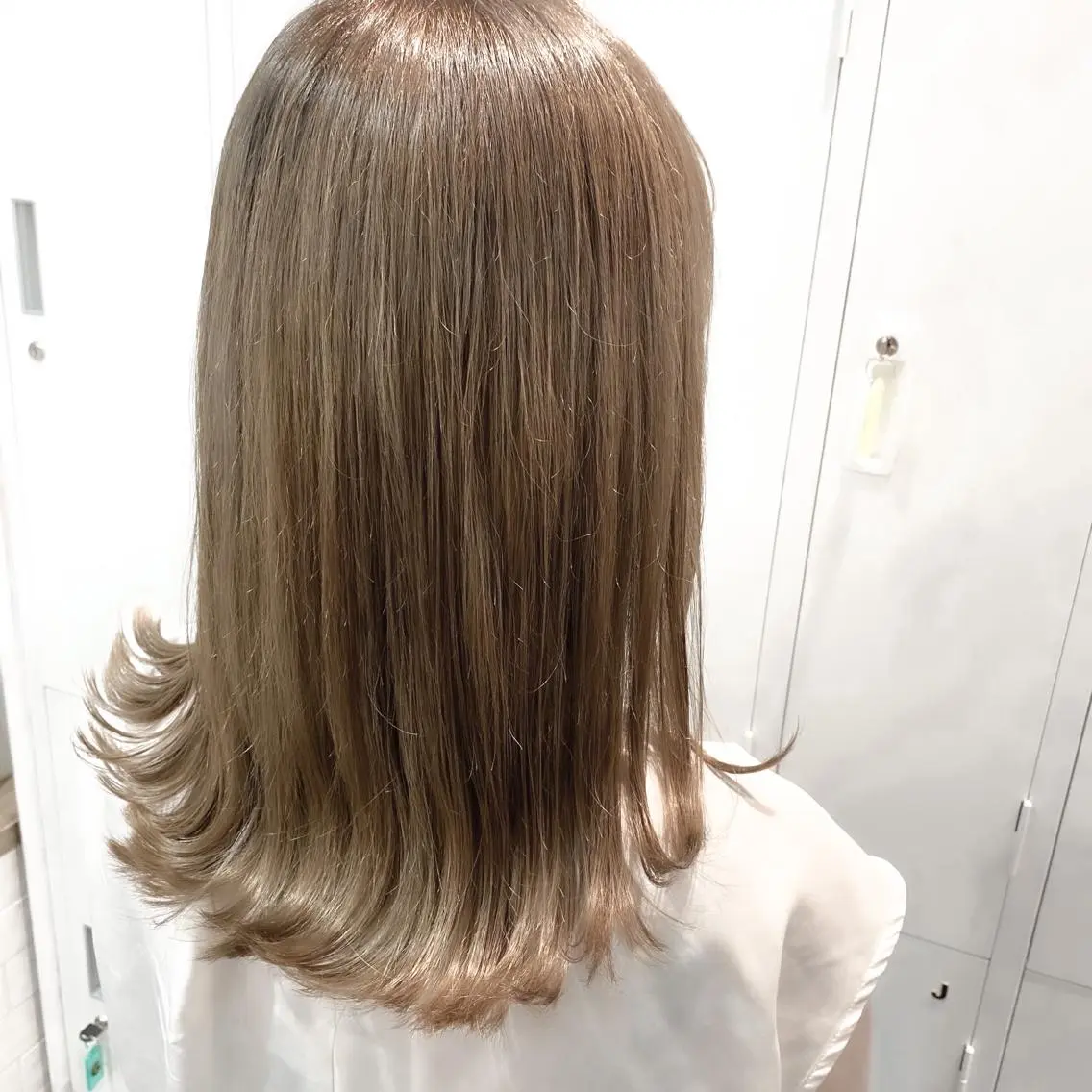 セミロング カラー 透明感カラー ハイトーンカラー カット ヘアカラー FERIA fam 小林勇太のヘアスタイル