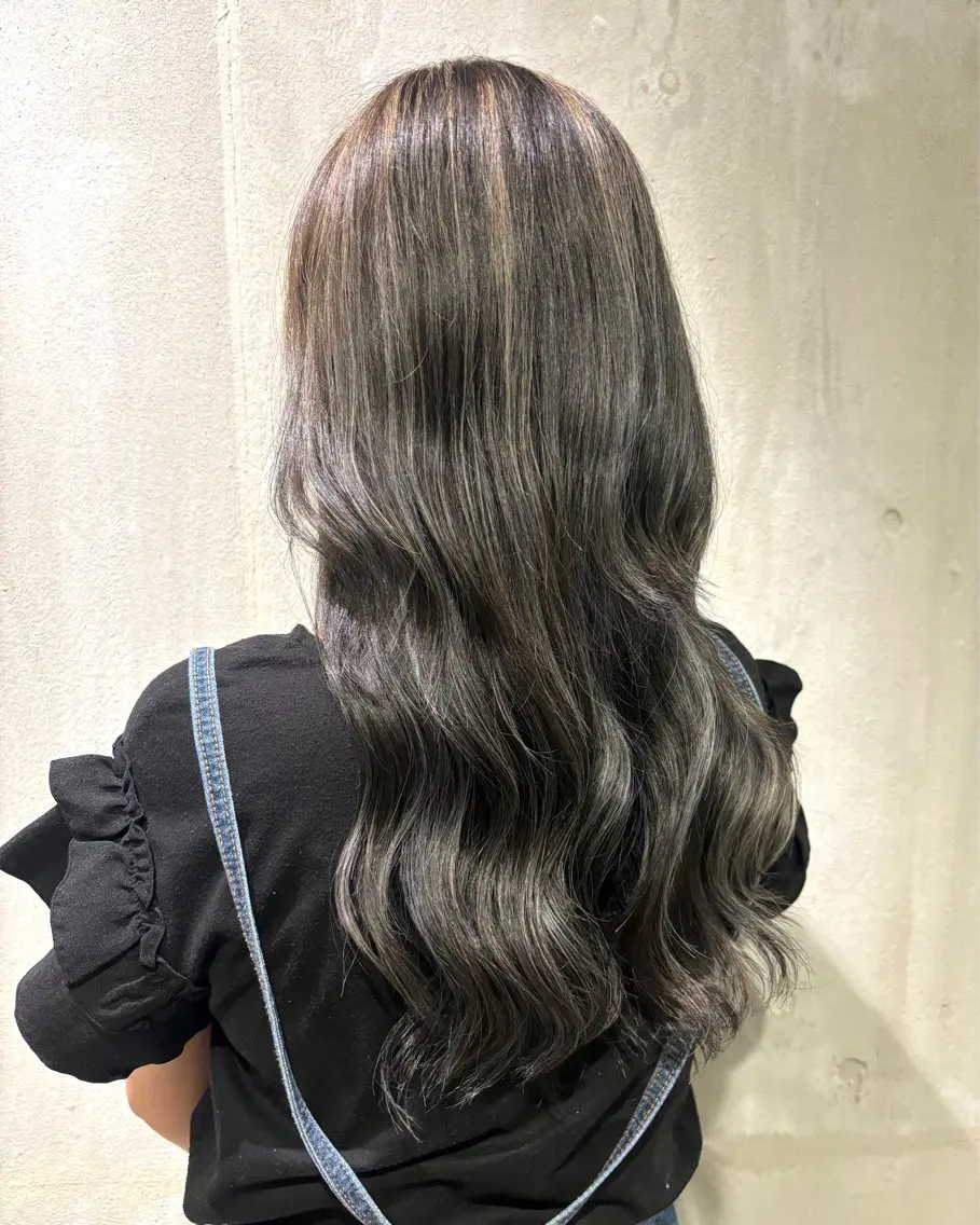 ロング カラー ハイライトカラー ハイライト 小木曽 里華のヘアスタイル